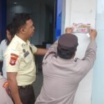 Personil Polsek Kurun ketika masang stiker
