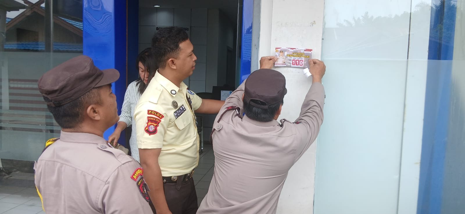 Personil Polsek Kurun ketika masang stiker