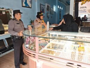 Polsek Kurun Sosialisasikan Call Center 110 ke Pertokoan Emas