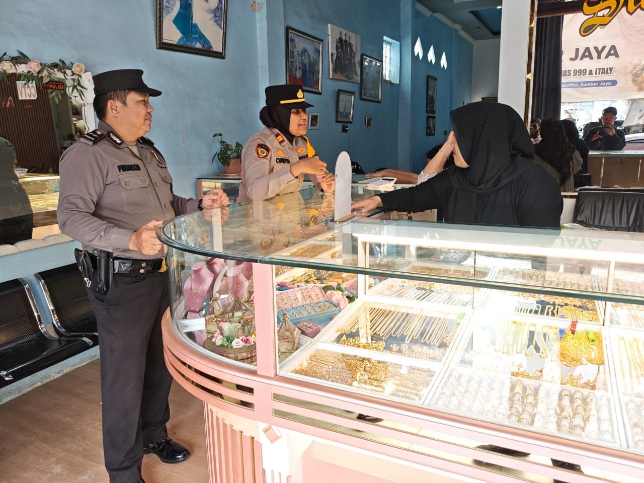 Polsek Kurun Sosialisasikan Call Center 110 ke Pertokoan Emas