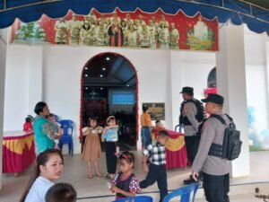 Operasi Lilin Telabang 2025, Polsek Manuhing Jamin Keamanan Ibadah Natal Remaja Pemuda