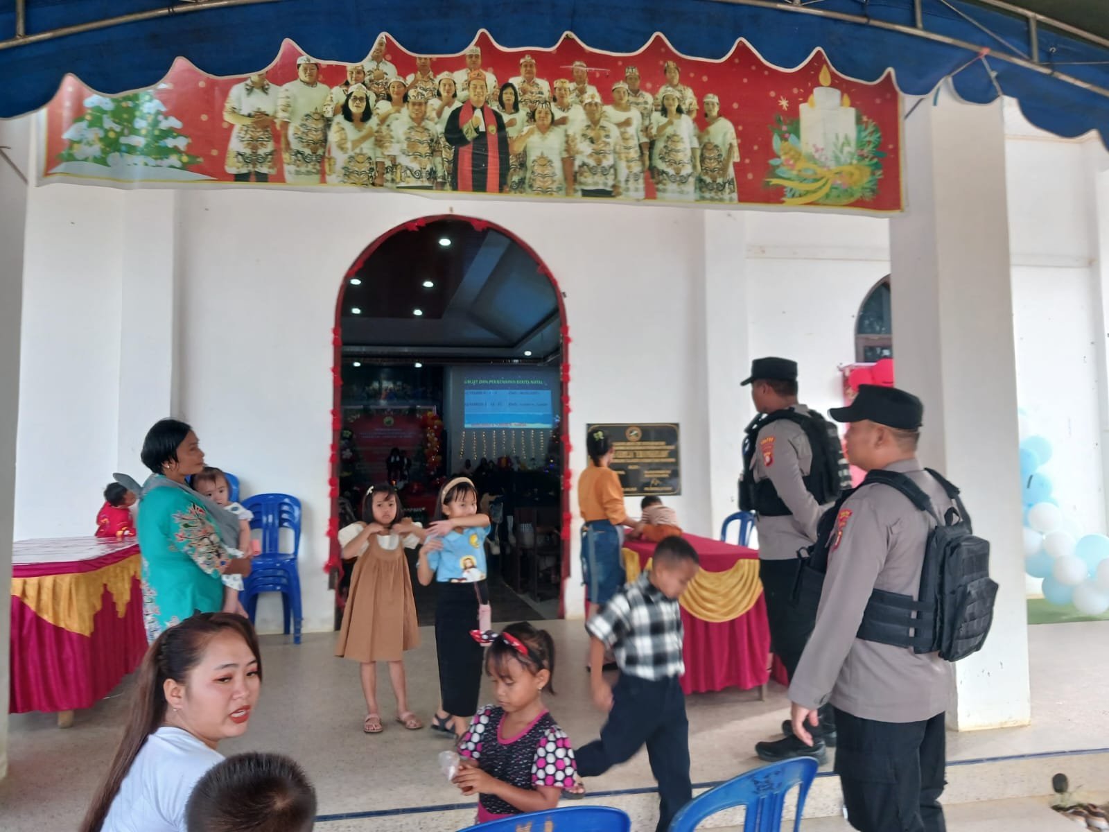 Operasi Lilin Telabang 2025, Polsek Manuhing Jamin Keamanan Ibadah Natal Remaja Pemuda