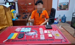 Tak Berkutik Saat Digerebek Polisi, Pria di Barito Utara Ini Simpan Sabu di Tumpukan Pakaian