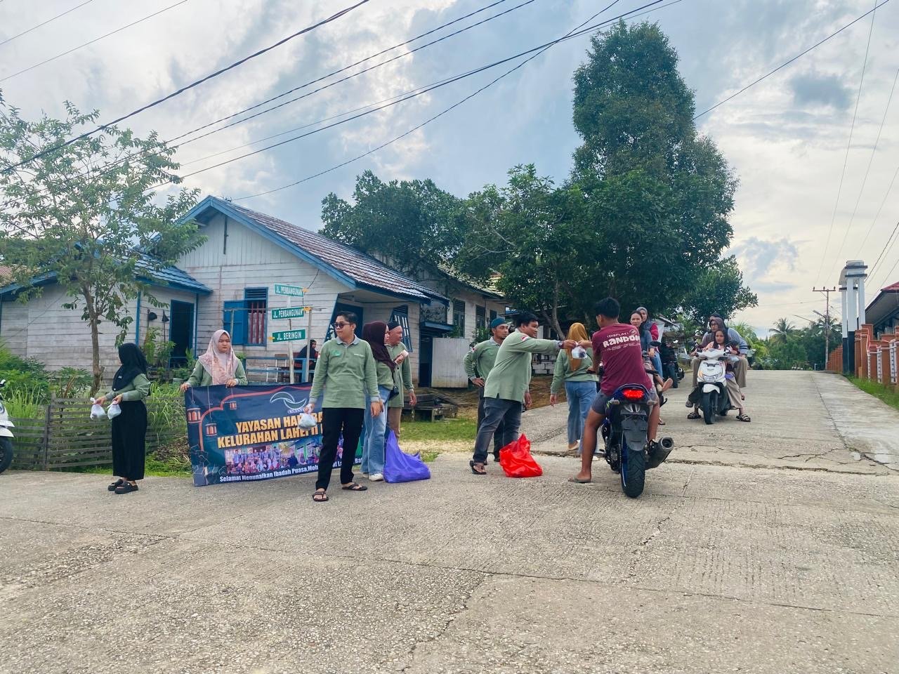 Yayasan Hababantu Lahei II Bagikan Takjil Kepada Warga di Bulan Ramadan