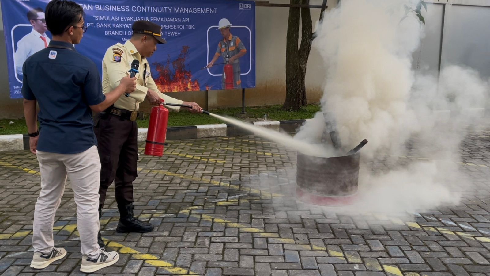 BRI Muara Teweh Gelar Simulasi Evakuasi dan Penanggulangan Bahaya Kebakaran