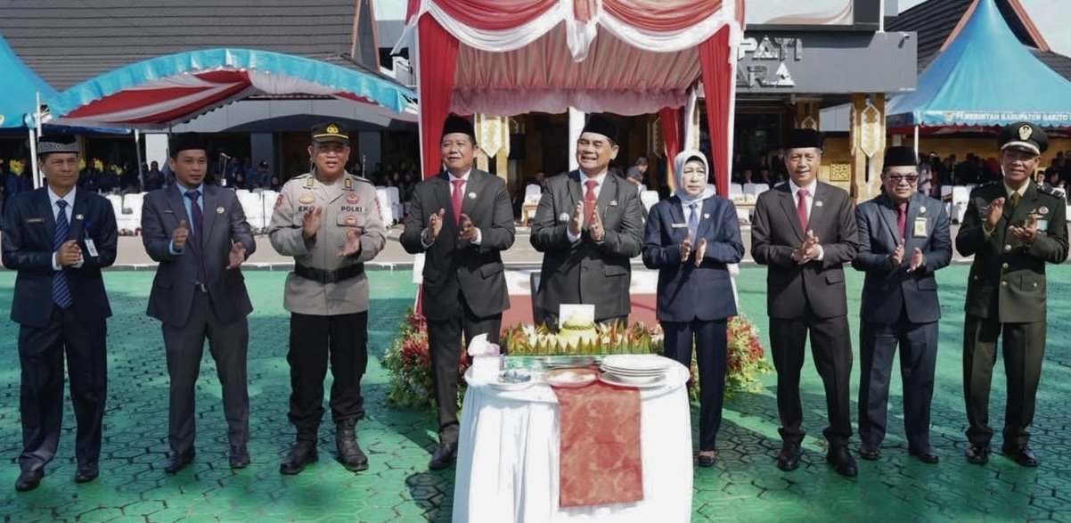 Hardiknas 2026, Bupati Barito Utara Serahkan Bantuan SIP Pintar Juara dan Sarana Prasarana Pendidikan