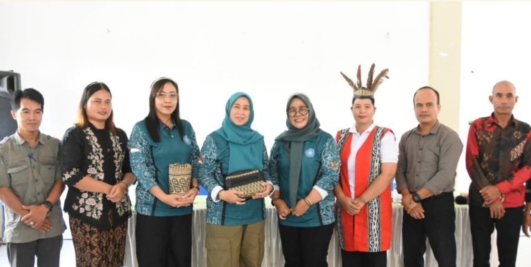 Ketua TP PKK Barito Utara Perkuat Pelestarian Anyaman Rotan, Dorong Pengrajin Tambaba Tembus Pasar Nasional