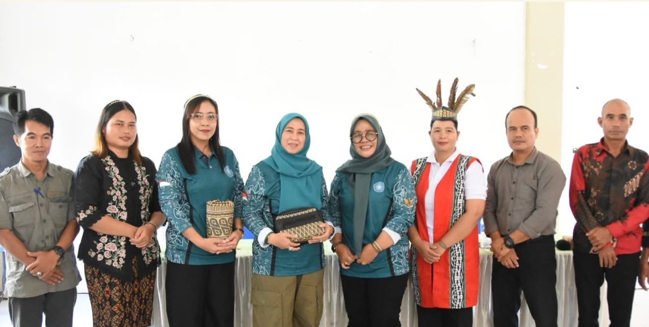 Ketua TP PKK Barito Utara Perkuat Pelestarian Anyaman Rotan, Dorong Pengrajin Tambaba Tembus Pasar Nasional